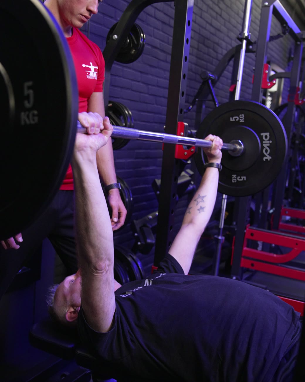 Personal trainer Stijn begeleidt een klant bij krachttraining in de private gym in Zwolle