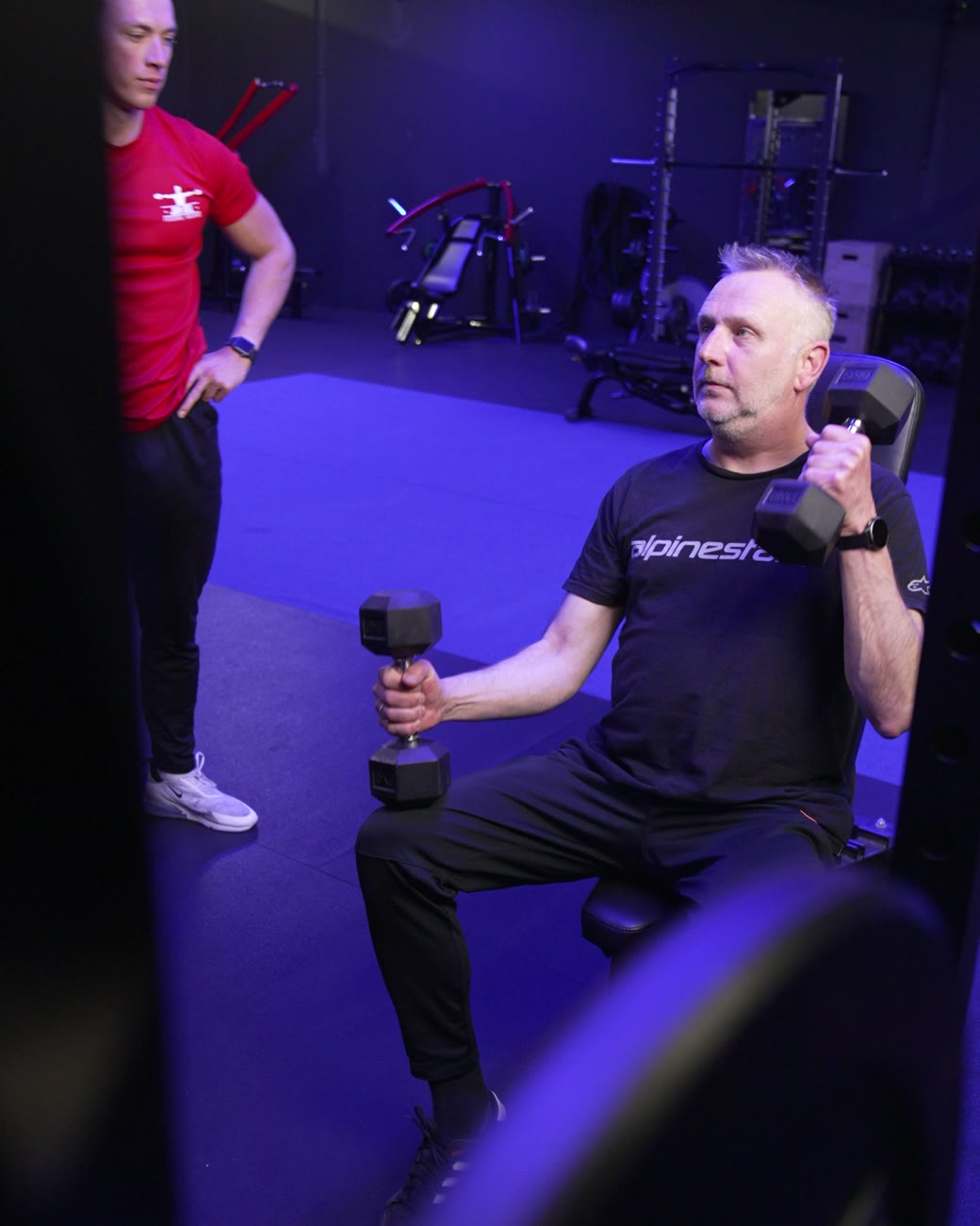 Personal trainer Stijn begeleidt een klant 1-op-1 in de private gym in Zwolle